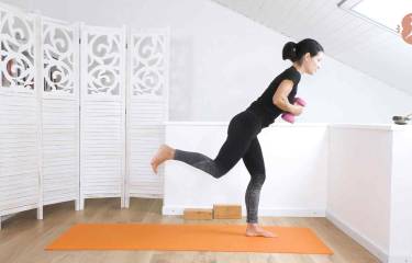 Yoga dinamico per tutto il corpo… con pesi