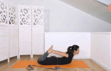 L\'apertura consapevole - Pratica con dhanurasana