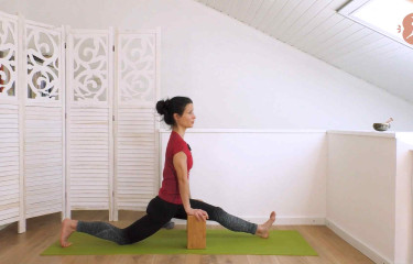 Gambe spaziose, passo lungo - Yoga alla mattina