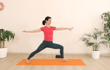 Pratica con la posizione del guerriero - Virabhadrasana 2