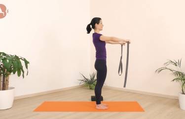 Lezione yoga con la posizione del Cane a Testa in Giù