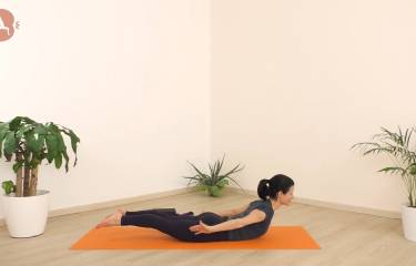 Pratica con Uttanasana - Posizione del piegamento avanti