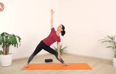 Pratica con Trikonasana - Posizione del Triangolo