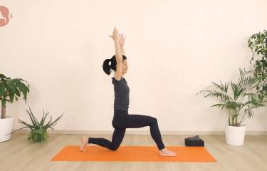 Lezione con la Posizione del Guerriero Uno - Virabhadrasana 1