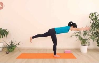 Lezione yoga con la posizione del Guerriero tre