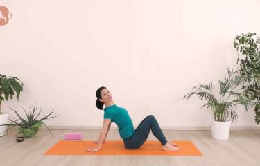 Lezione yoga energizzante con Purvottanasana, posizione allungamento anteriore