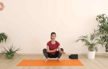 Pratica con Malasana - Posizione della Ghirlanda