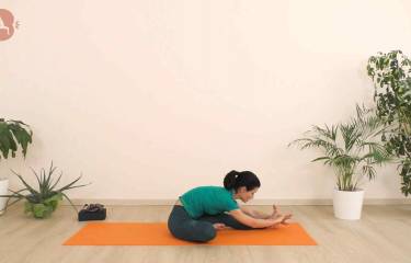 Pratica yoga con Janu sirsasana - posiozne testa al ginocchio