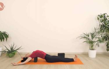 Pratica yoga con Matsyasana - Posizione del Pesce