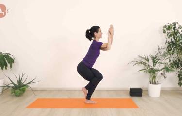 Lezione yoga con Garudasana - Posizione dell’aquila