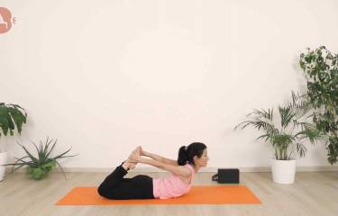 Yoga energizzante con la Posizione dell’arco - Dhanurasana